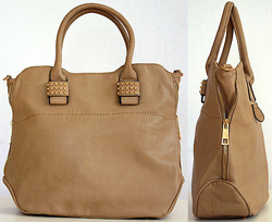 Trendy CROSSBODY béžová kabelka taška s CVOČKY a ZIPY